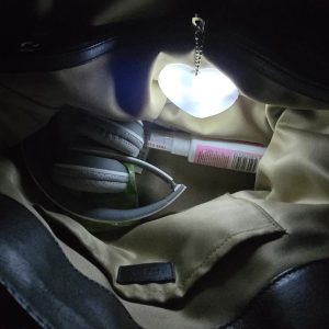 LED привезок со активирање на допир за ранци, чанти и клучеви | HEARTIGLO